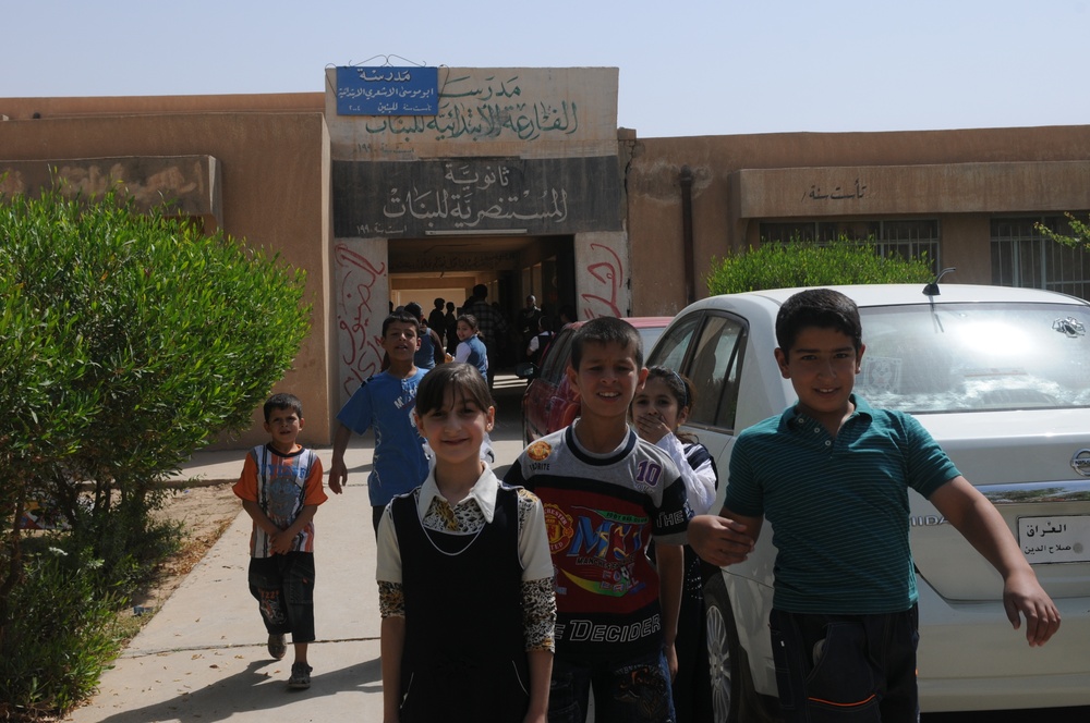 School book delivery in Tikrit, Iraq
