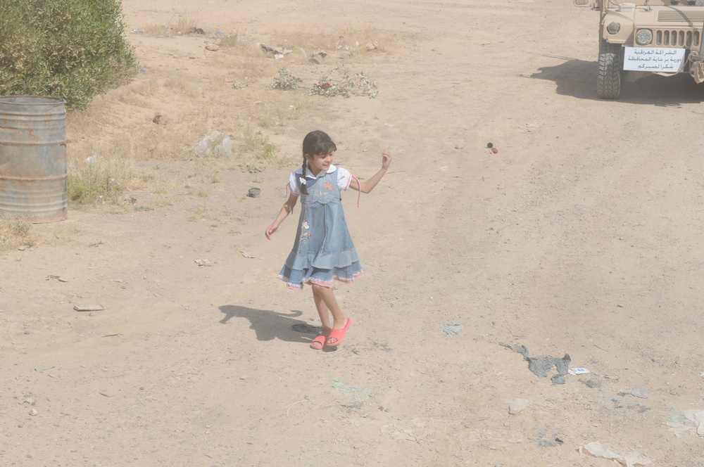 School book delivery in Tikrit, Iraq