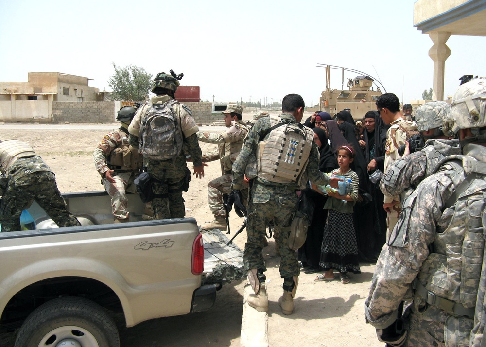 Stallion Soldiers, Iraqi security forces deliver aid to outlying village