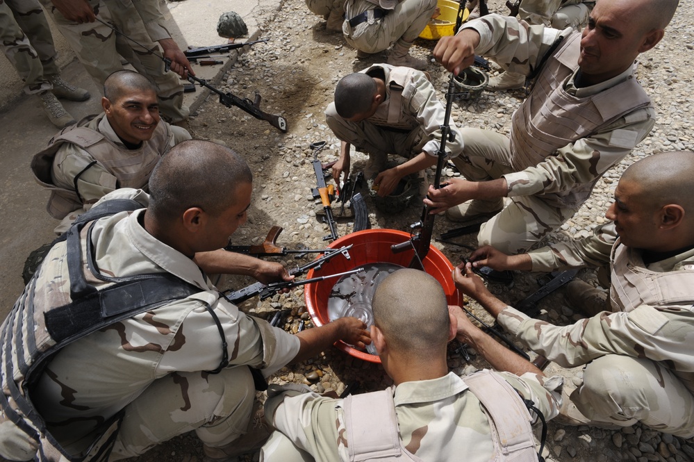 Iraqi army recruits learn the basics