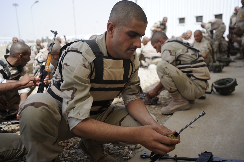 Iraqi army recruits learn the basics