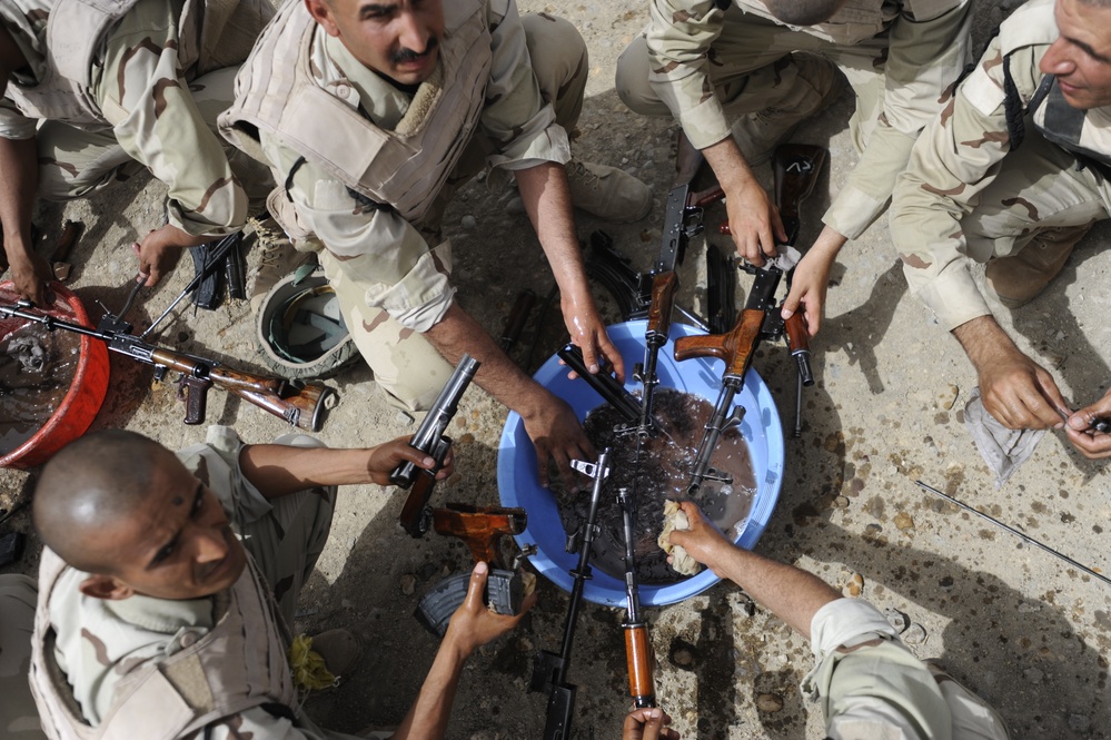 Iraqi army recruits learn the basics