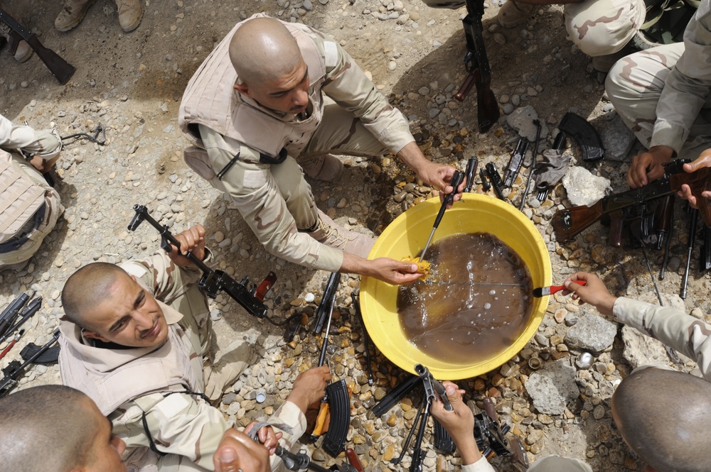 Iraqi army recruits learn the basics