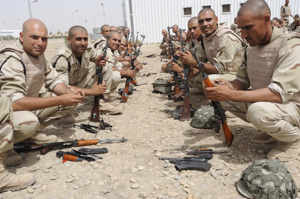 Iraqi army recruits learn the basics