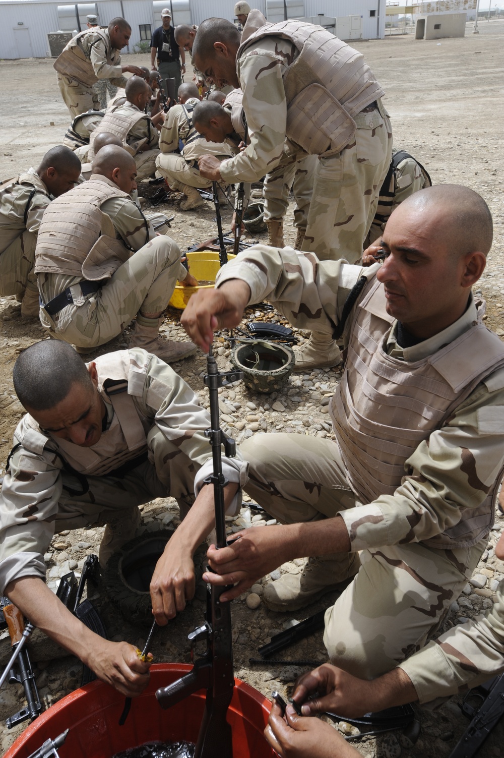 Iraqi army recruits learn the basics