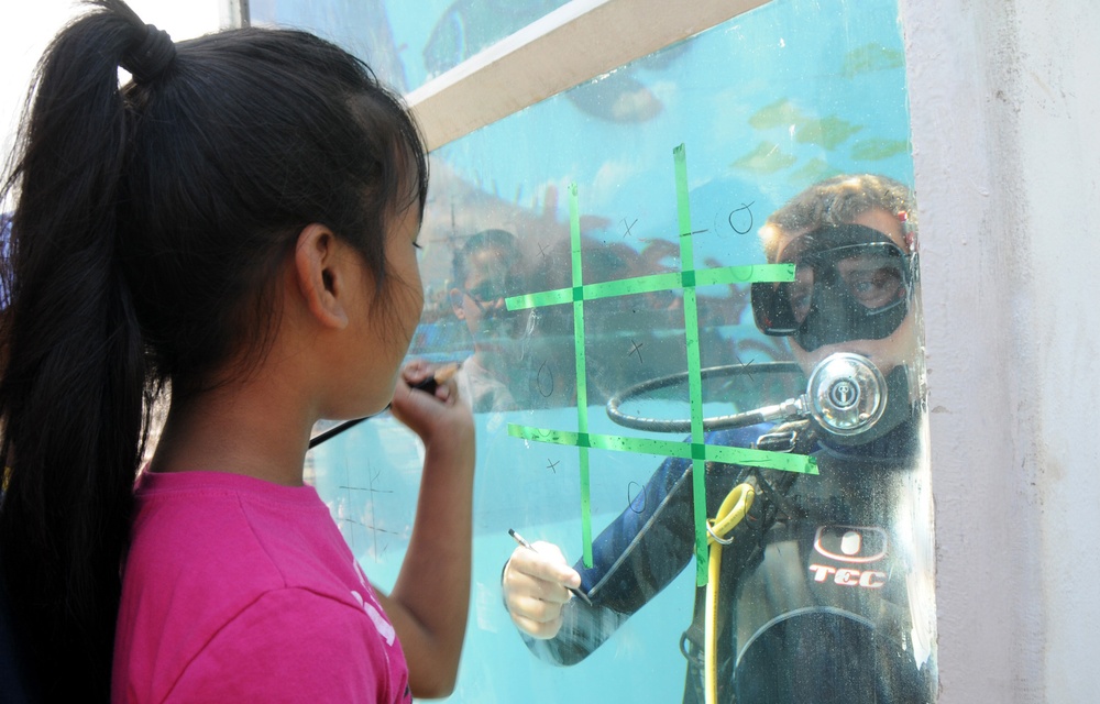 Underwater tic-tac-toe