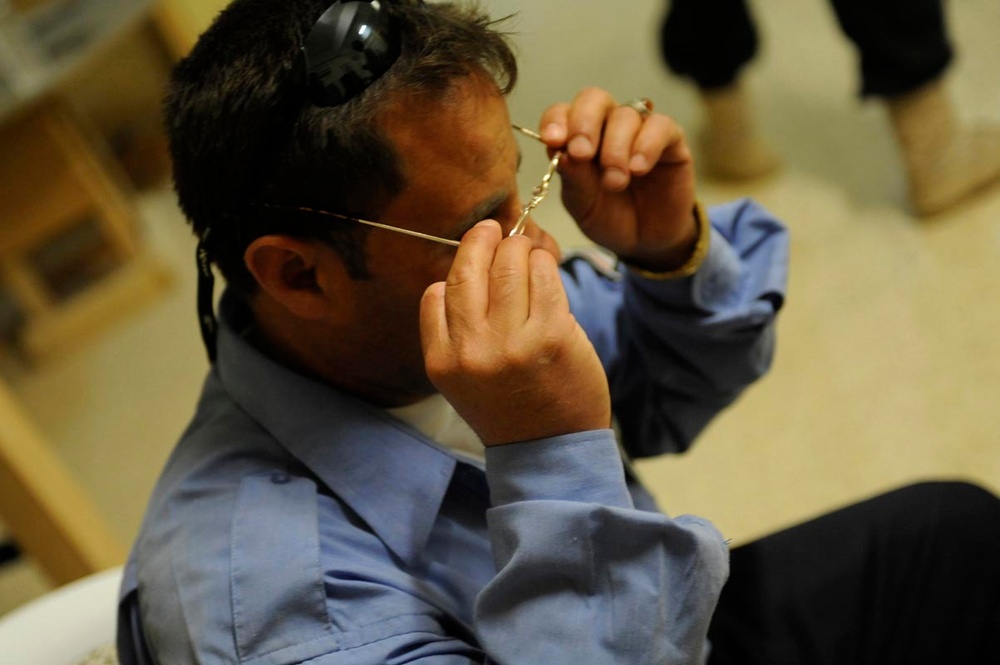 Civil Affairs Soldiers provide Iraqi Police with medical assessments