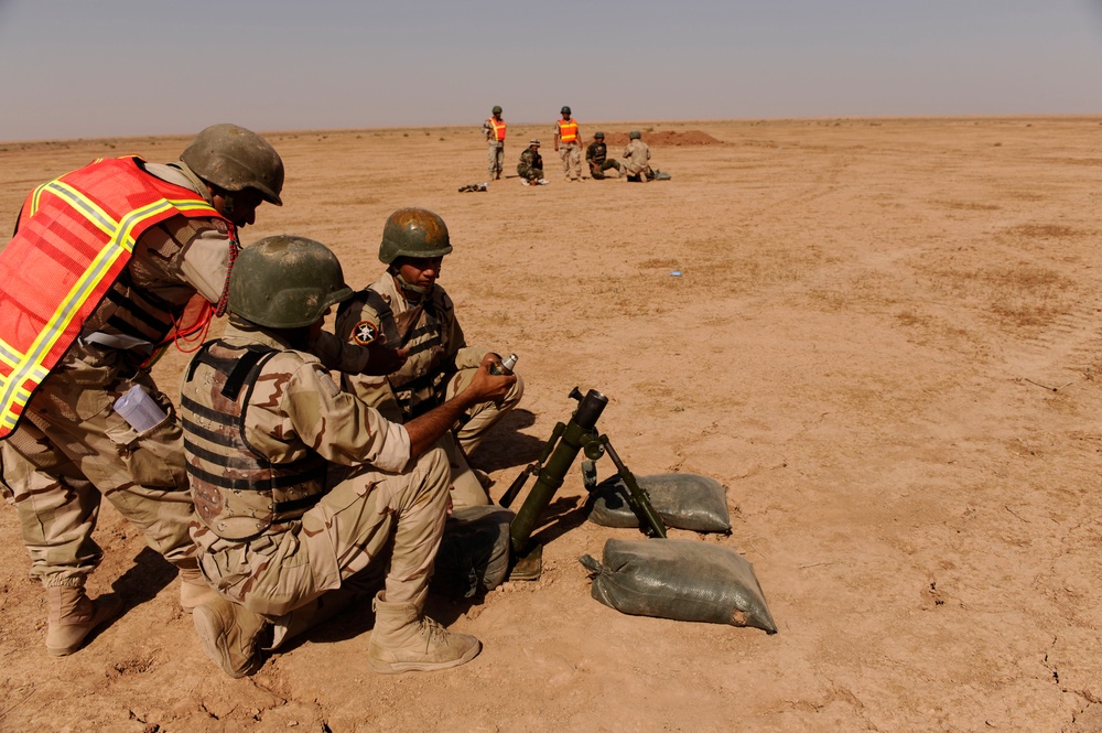 Iraqi soldiers conduct mortar training