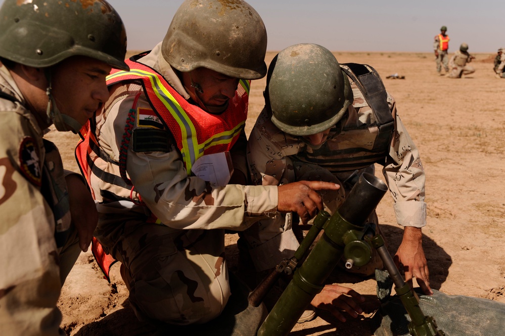 Iraqi soldiers conduct mortar training