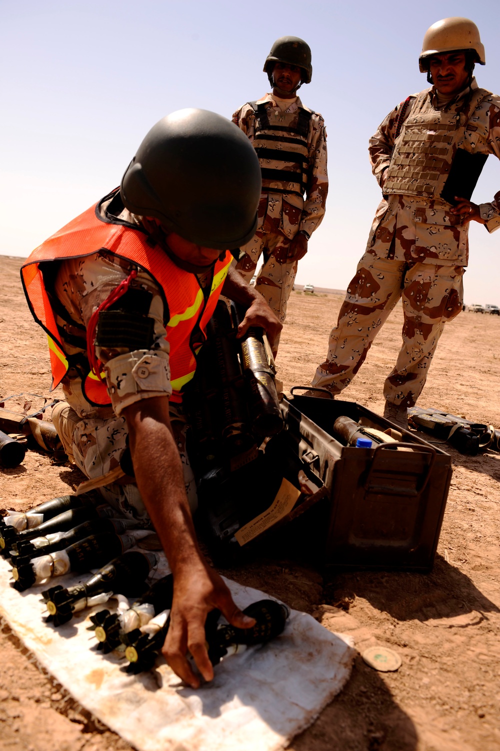 Iraqi soldiers conduct mortar training