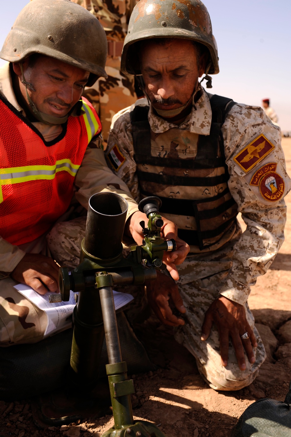 Iraqi soldiers conduct mortar training