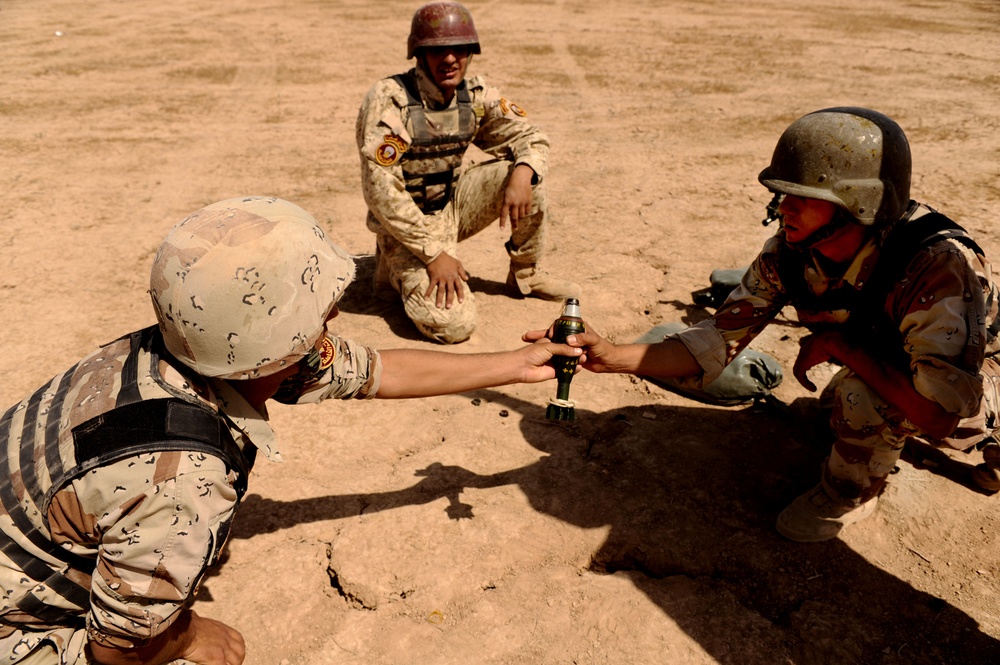 Iraqi soldiers conduct mortar training