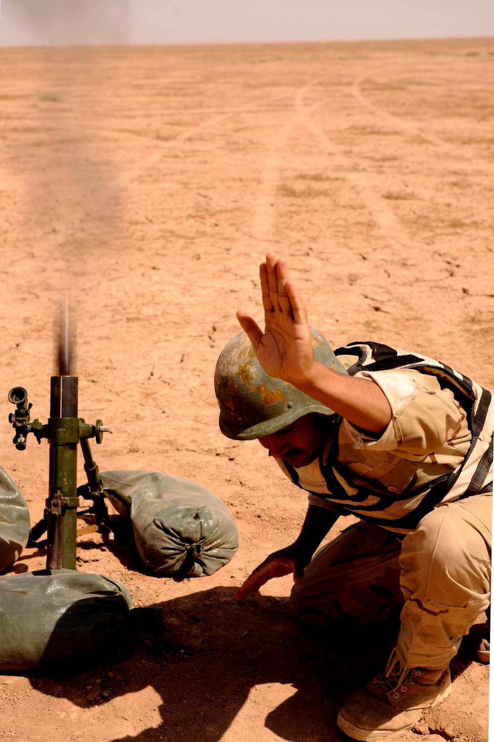 Iraqi soldiers conduct mortar training