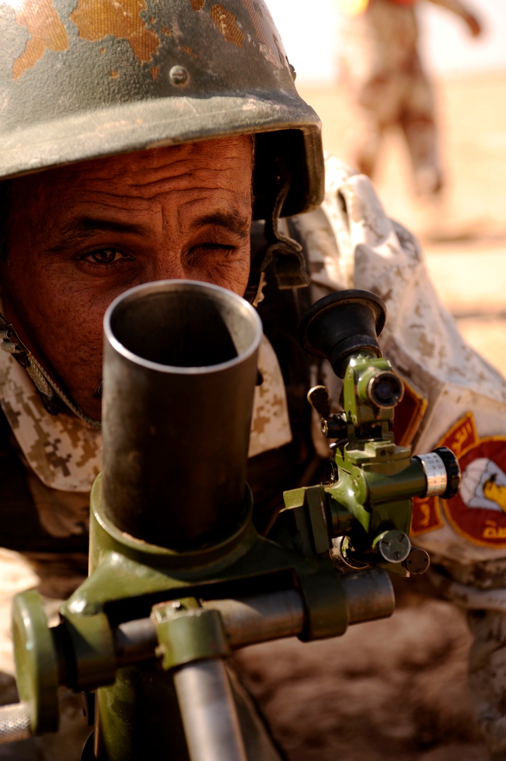 Iraqi soldiers conduct mortar training