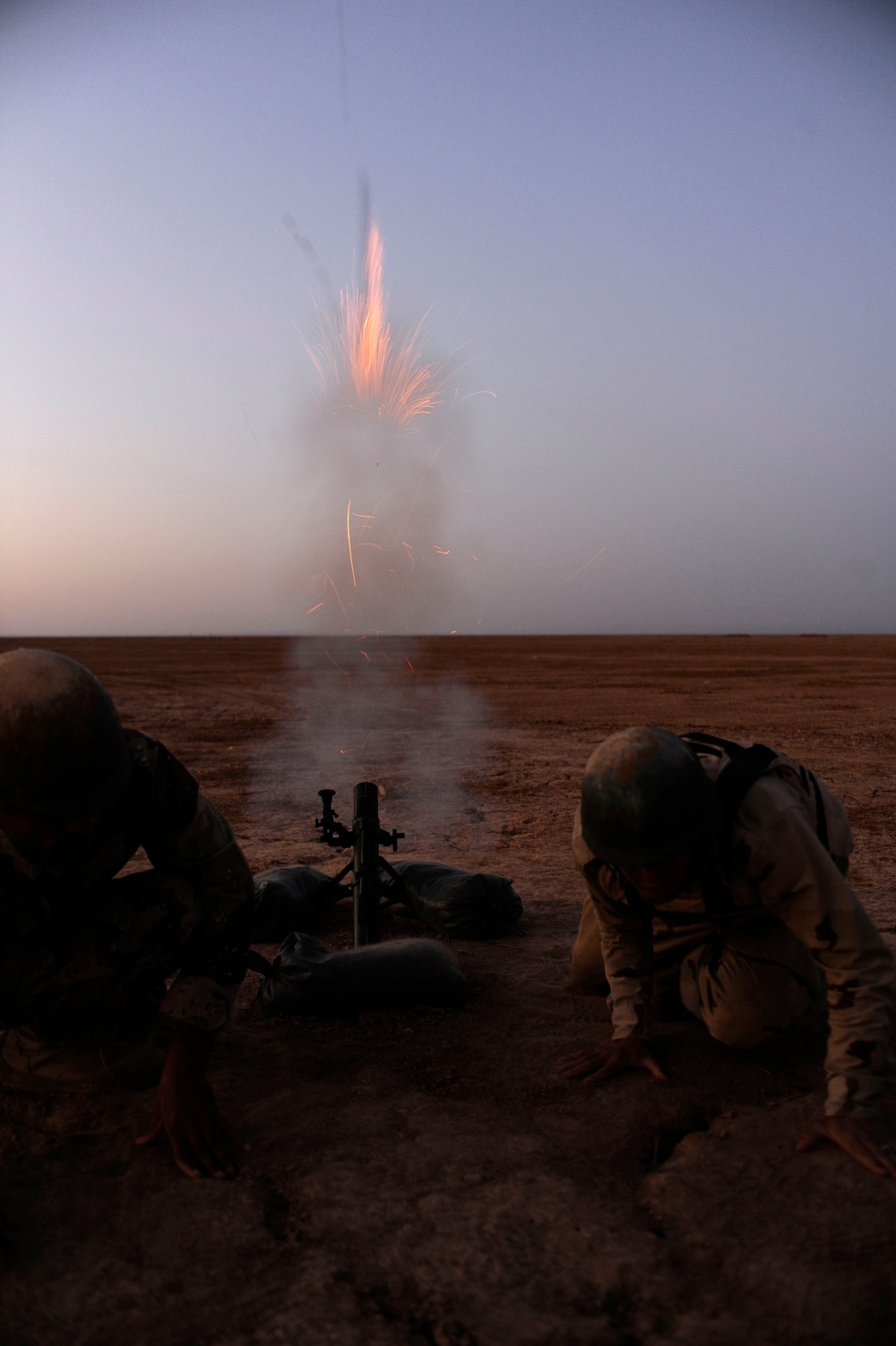 Iraqi soldiers conduct mortar training