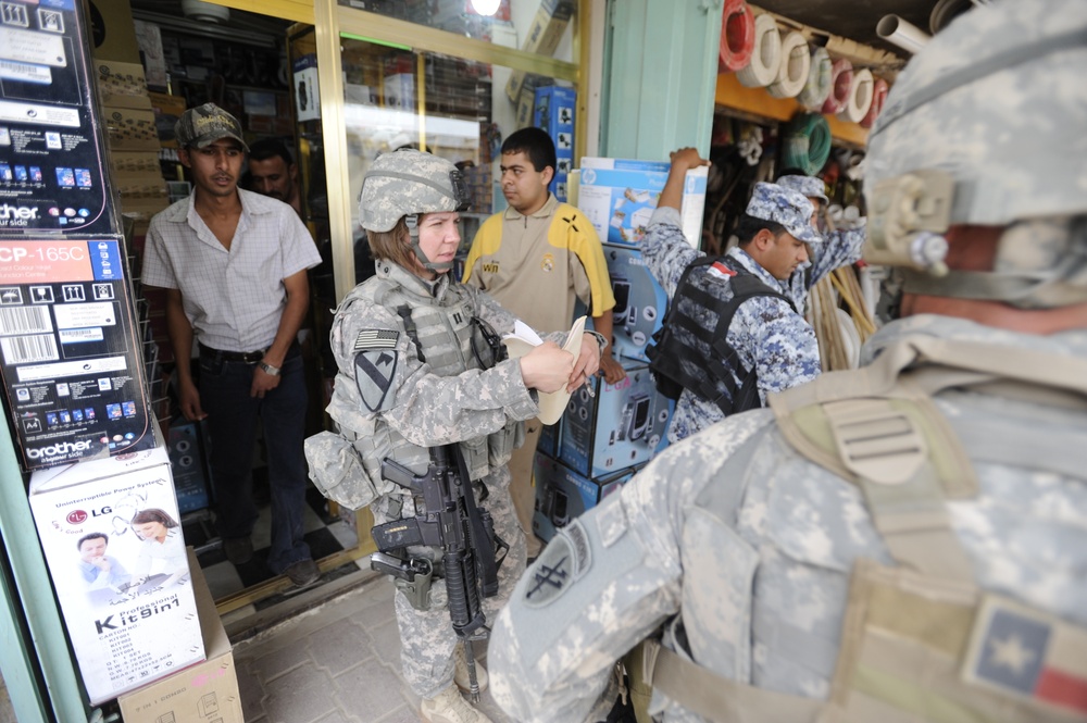 Soldiers visit city market