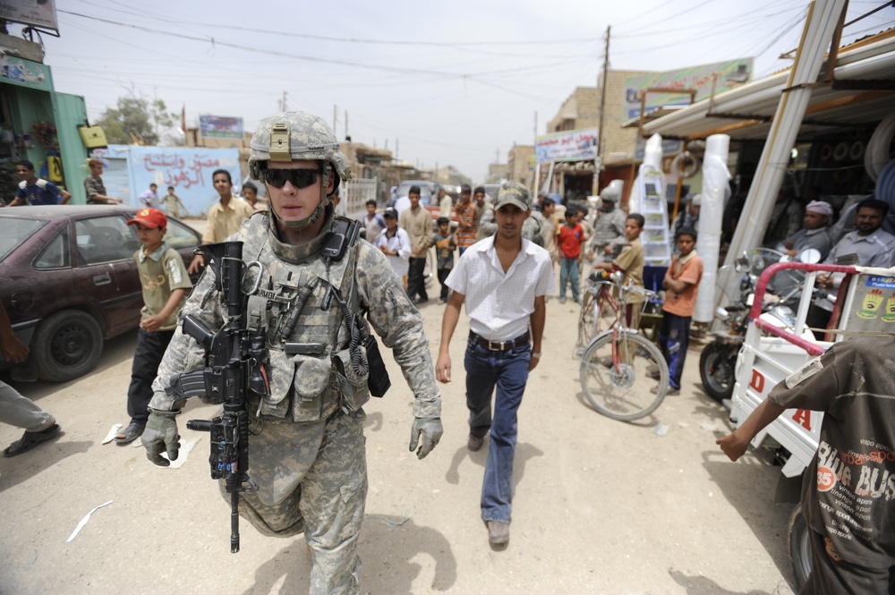 Soldiers visit city market