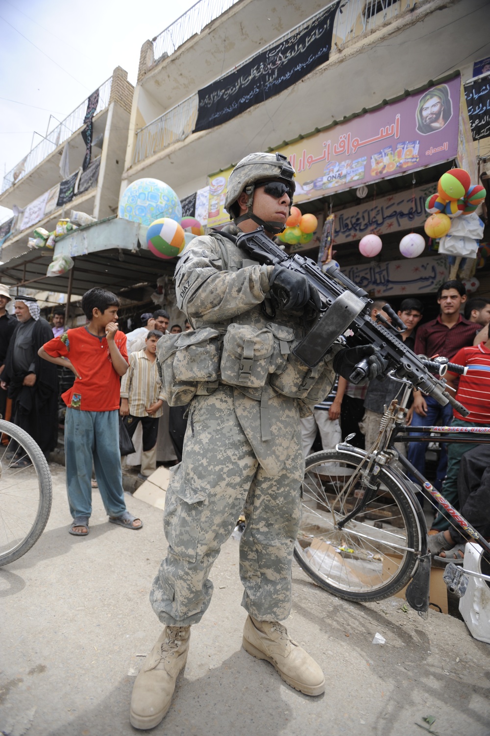 Soldiers visit city market