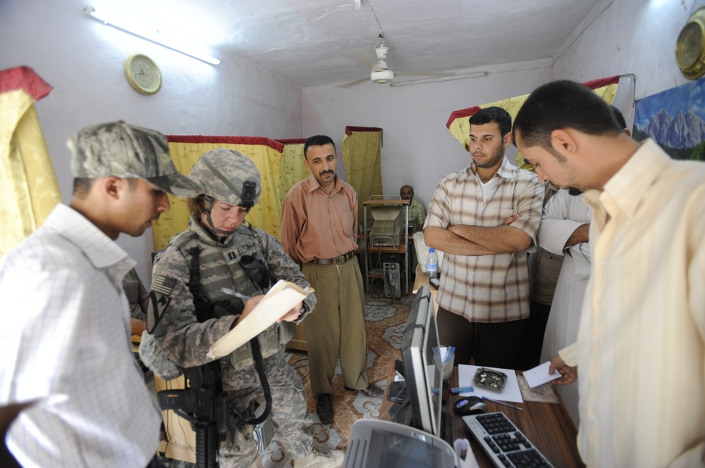 Soldiers visit city market