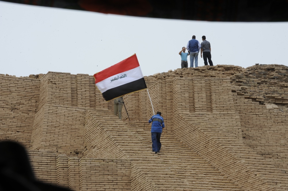 U.S., Iraqis hold transfer of authority ceremony at Ziggurat of Ur