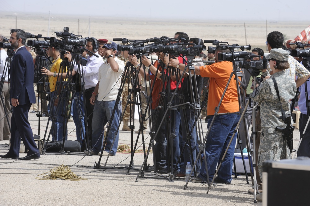 U.S., Iraqis hold transfer of authority ceremony at Ziggurat of Ur