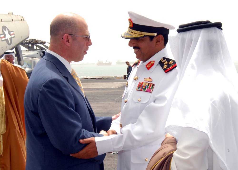 U.S. Ambassador to Bahrain meets Sailors, king