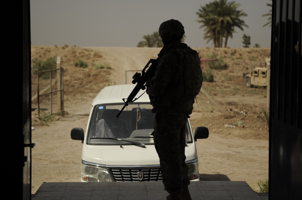 Soldiers meet with Iraqi tomato growers association Soldiers meet with Iraqi tomato growers association