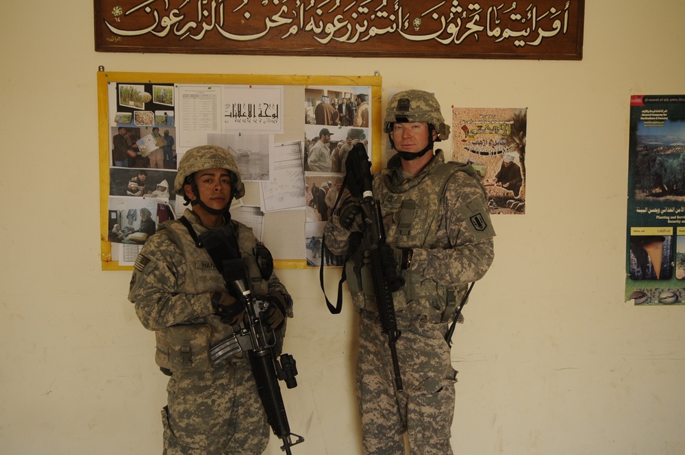 Soldiers meet with Iraqi tomato growers association Soldiers meet with Iraqi tomato growers association