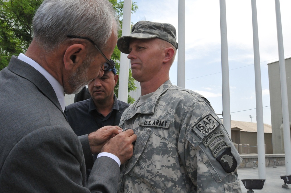 Task Force Gladiator Commander receives Afghan Bravery Medal