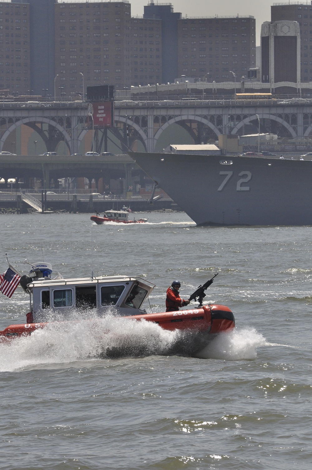 USS Vella Gulf in the Fleet Week Parade of Ships '09