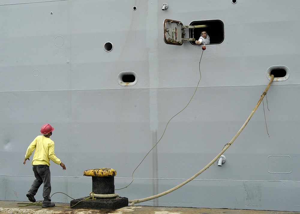 USS Harpers Ferry ties off in Cebu City