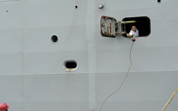 USS Harpers Ferry ties off in Cebu City