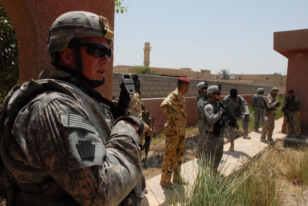 Guardsmen, Iraqi Army Soldiers on the hunt in Abu Ghraib