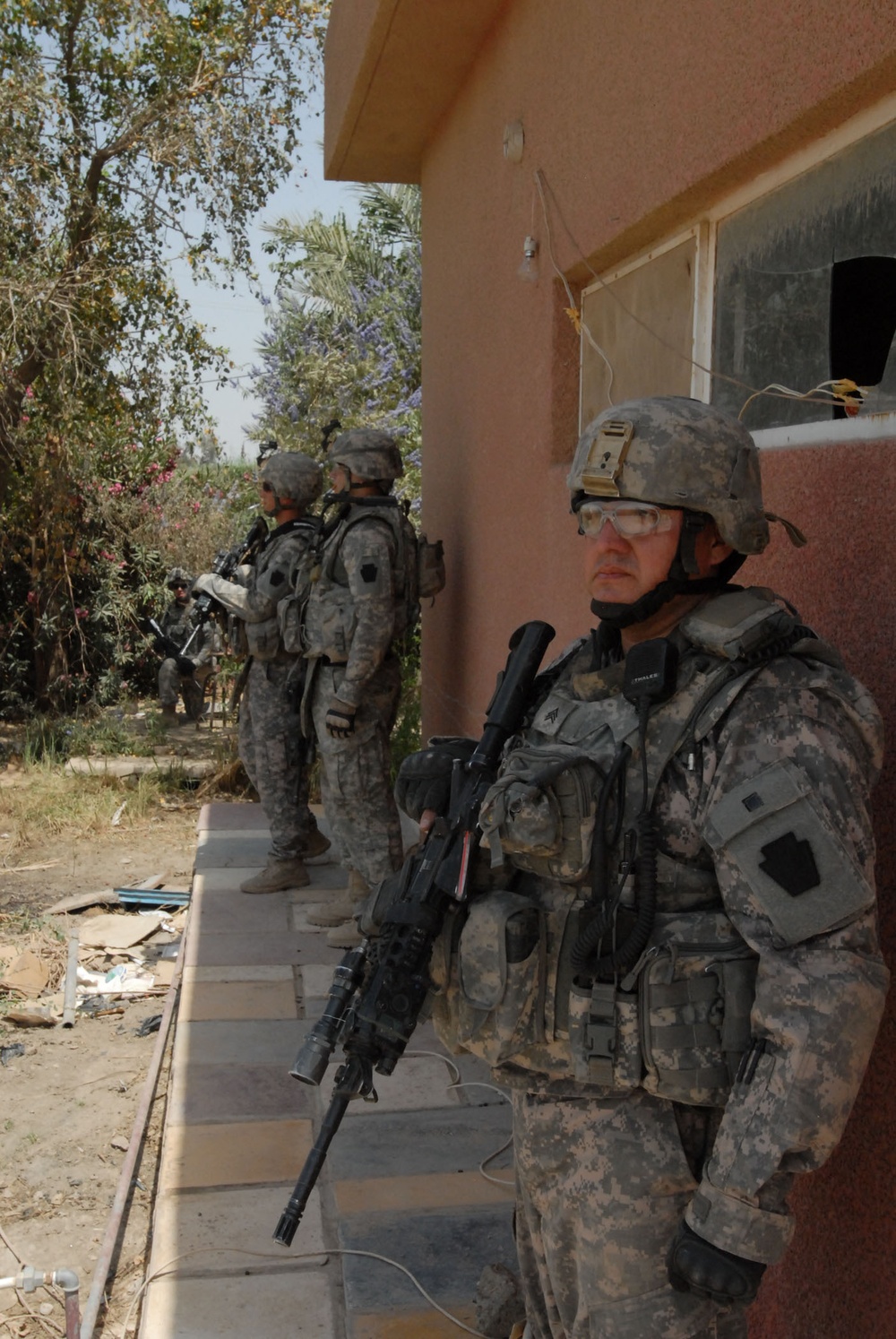 Guardsmen, Iraqi Army Soldiers on the hunt in Abu Ghraib