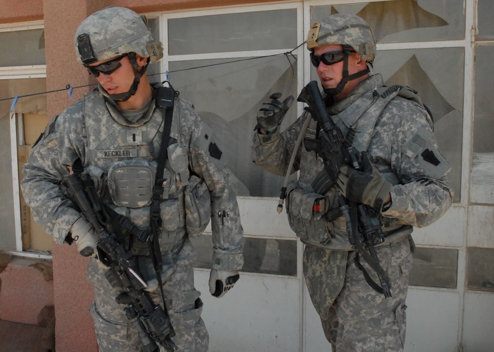 Guardsmen, Iraqi Army Soldiers on the hunt in Abu Ghraib