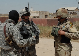 Guardsmen, Iraqi Army Soldiers on the hunt in Abu Ghraib
