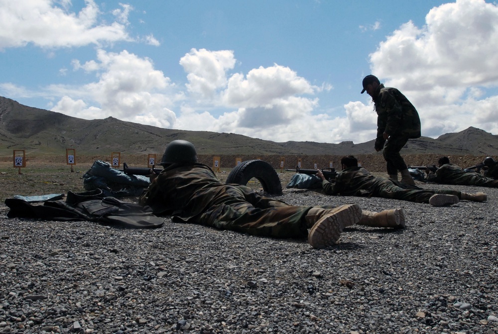 Afghan Soldiers train to fight with M-16 rifles