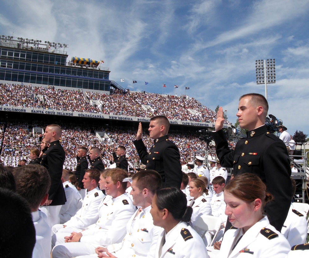 Troops Serve as Worldwide Examples, Obama Tells Naval Academy Grads