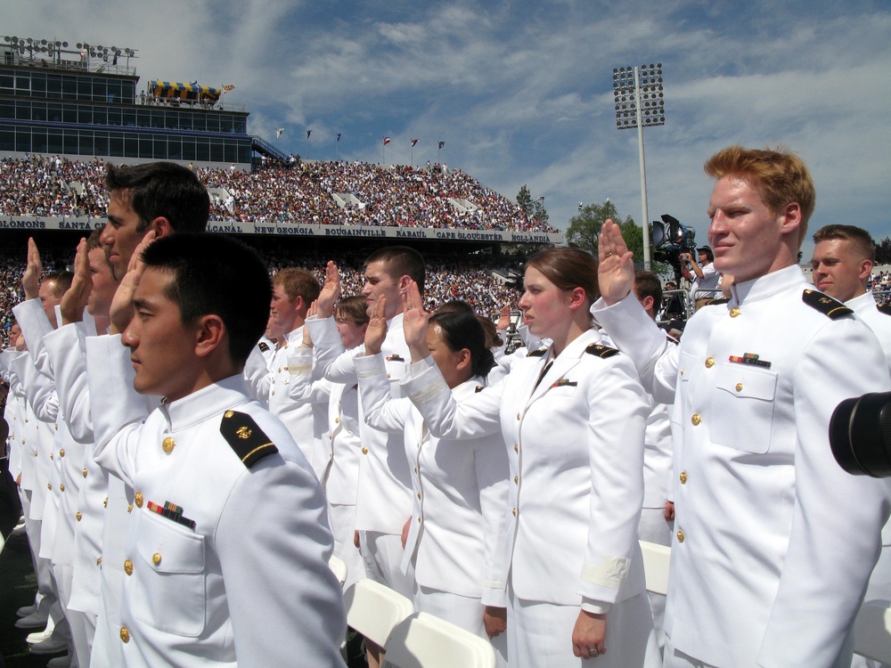 Troops Serve as Worldwide Examples, Obama Tells Naval Academy Grads