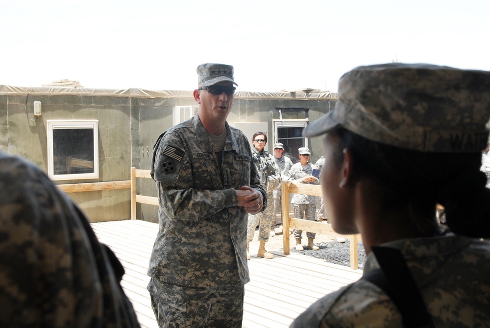 Multi-National Force—Iraq commander visits 2nd Brigade Combat Team troops