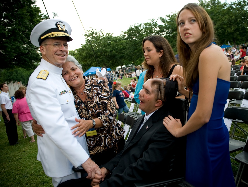 Mullen Salutes Service Members, Vets at Memorial Day Concert