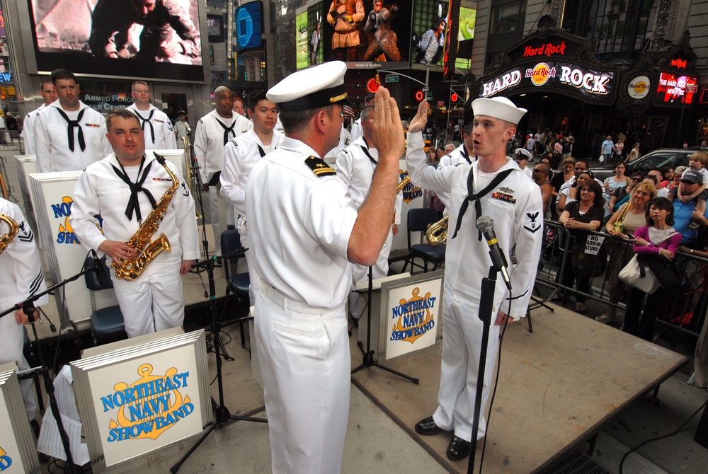 Re-enlistment, band and U.S. Marine Corps Day in Times Square for Fleet Week 2009