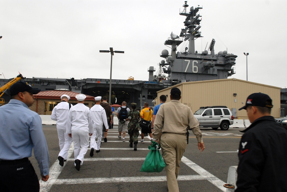 USS Ronald Reagan crewmembers say goodbye to loved ones