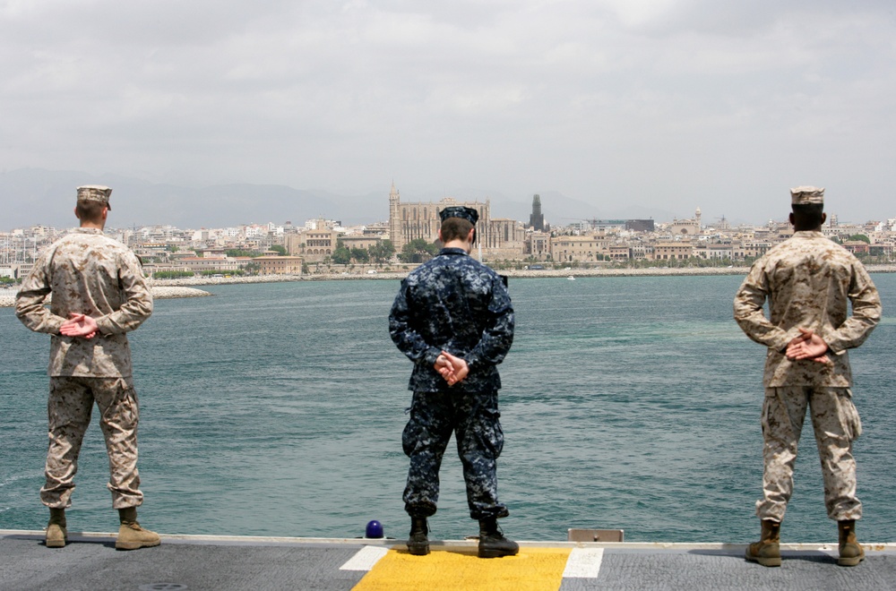 USS Bataan sails into Palma de Mallorca, Spain