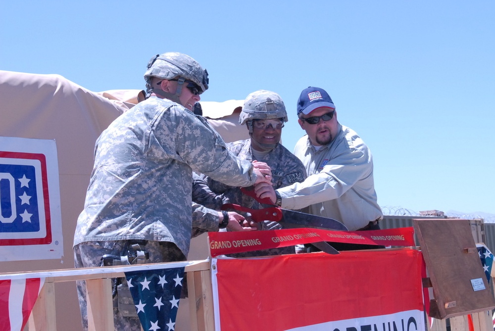 United Service Organization brings &quot;a little piece of home&quot; to Soldiers with first portable facility