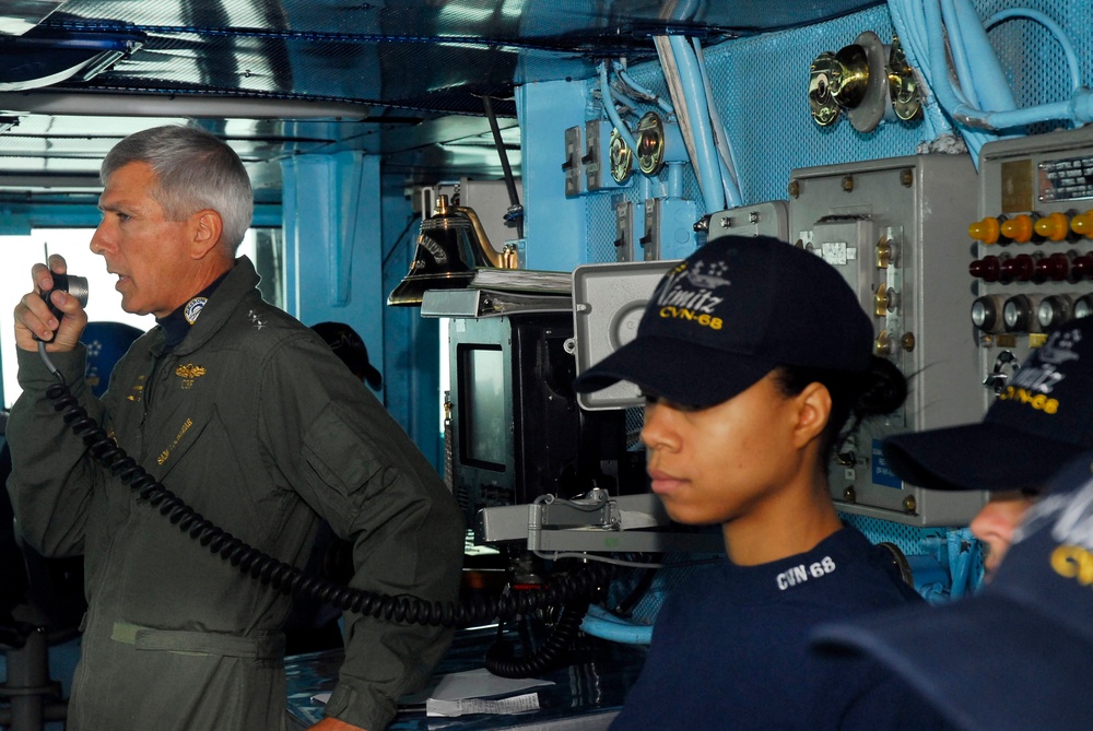 Vice Adm. Samuel Locklear visits USS Nimitz