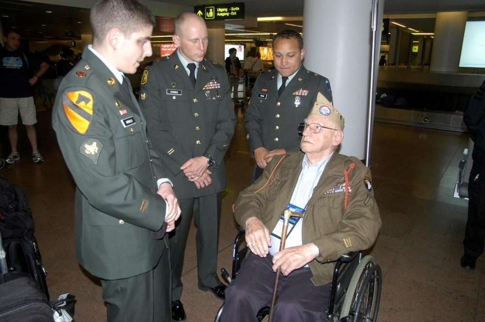 Brussels Soldiers meet D-Day veterans