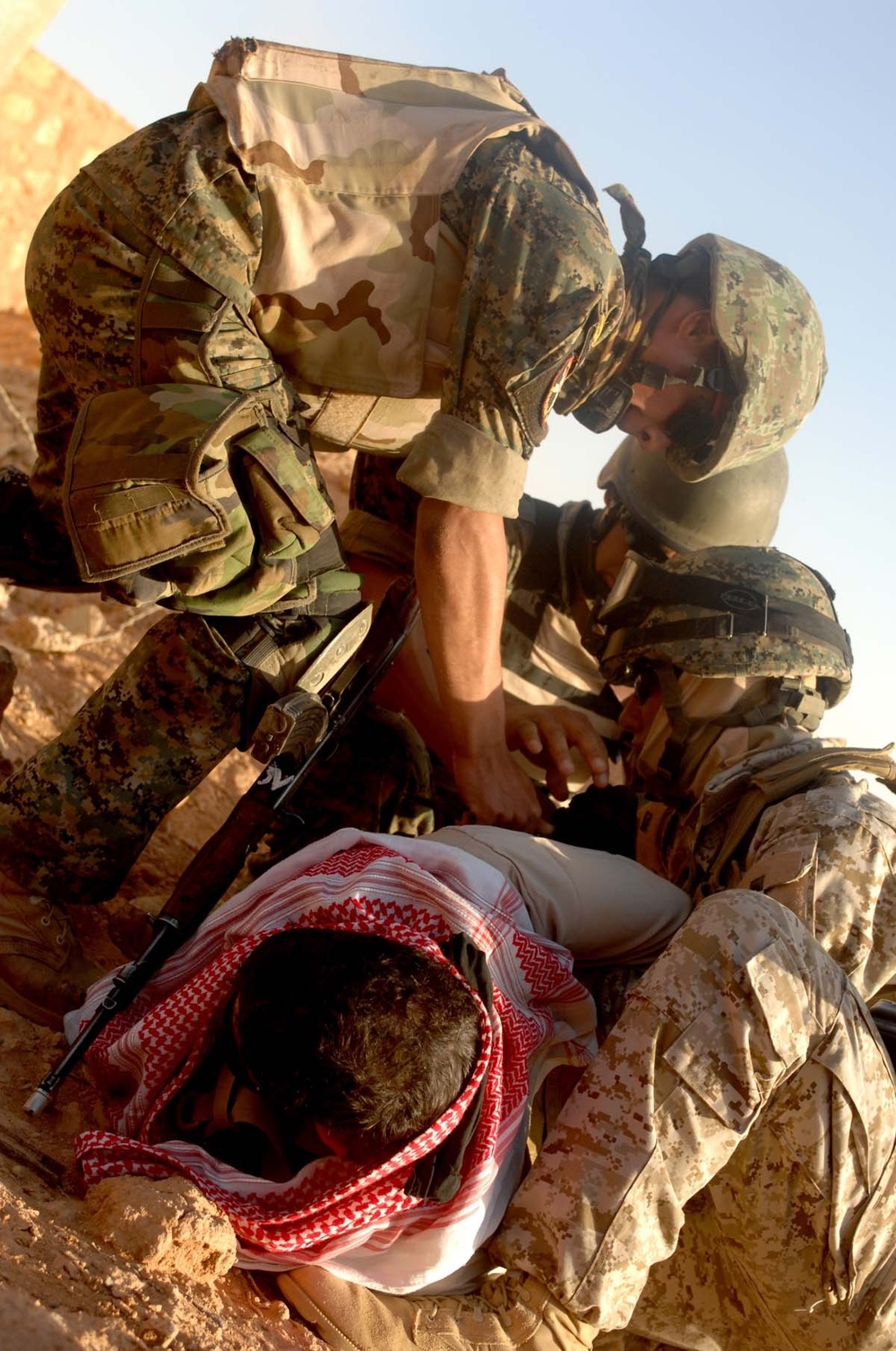 Iraqi army trains for helicopter insertion, suspect detention