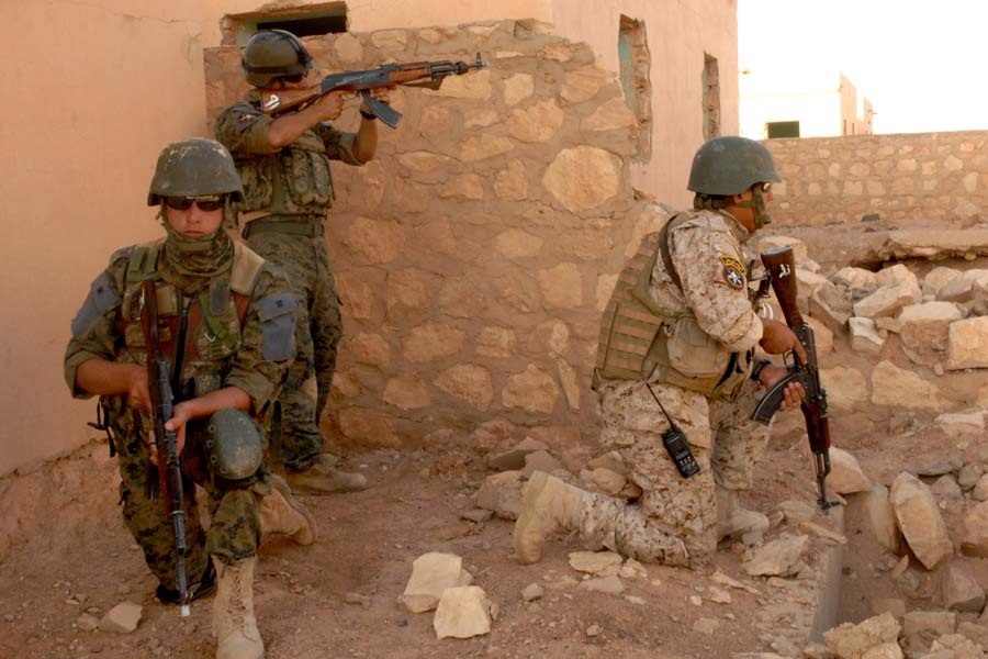 Iraqi army trains for helicopter insertion, suspect detention