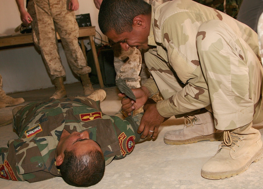 Multi-National Force - West corpsmen teach Iraqi commandos lifesaving skills